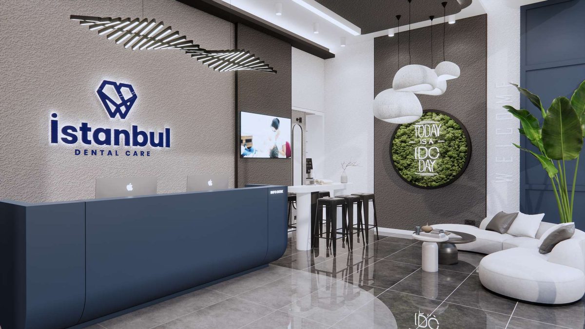 Karşılama alanı: lacivert banko, yeşil duvar nişi ve beyaz oturma grubu
